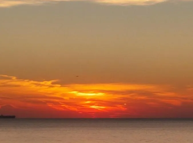 Апартамент Deni's By The Sea - Бургас