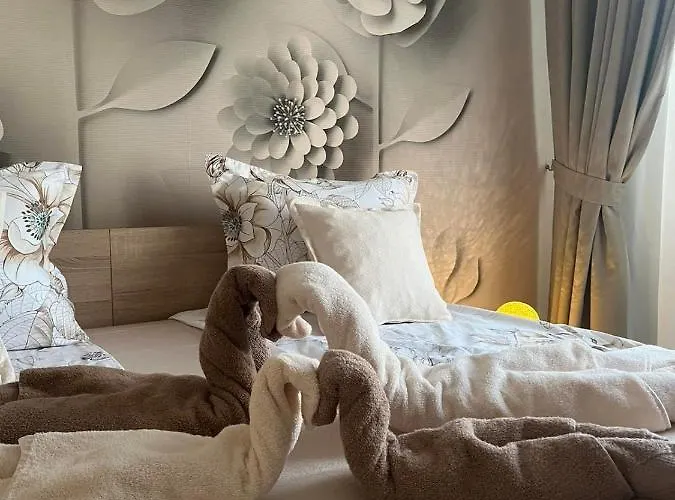 Апартамент Deni's By The Sea - *